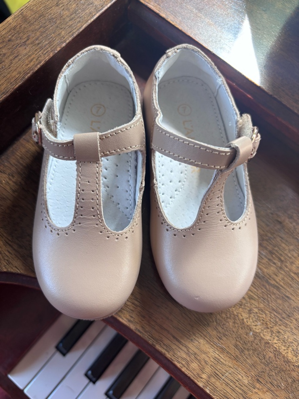 NWOT L’Amour Toddler Girls T-Strap Mary Jane Shoes in Neutral Beige Sz 7